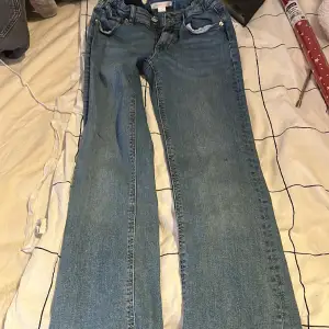 Hej, säljer nu mina blåa super super snygga jeans då de inte är min stil längre, andvända Max 2 gånger alltså helt som ny! Köpte för 349kr! Säljer då för 200kr då jag inte användt dom mycket, men skulle kunna sänka vid rimlig kostnad💕
