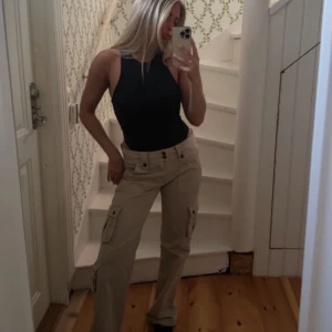 Cargobyxor Begie  - Säljer dessa extrema snygga cargo pants, i regular fit. Endast använda en gång! 🤎