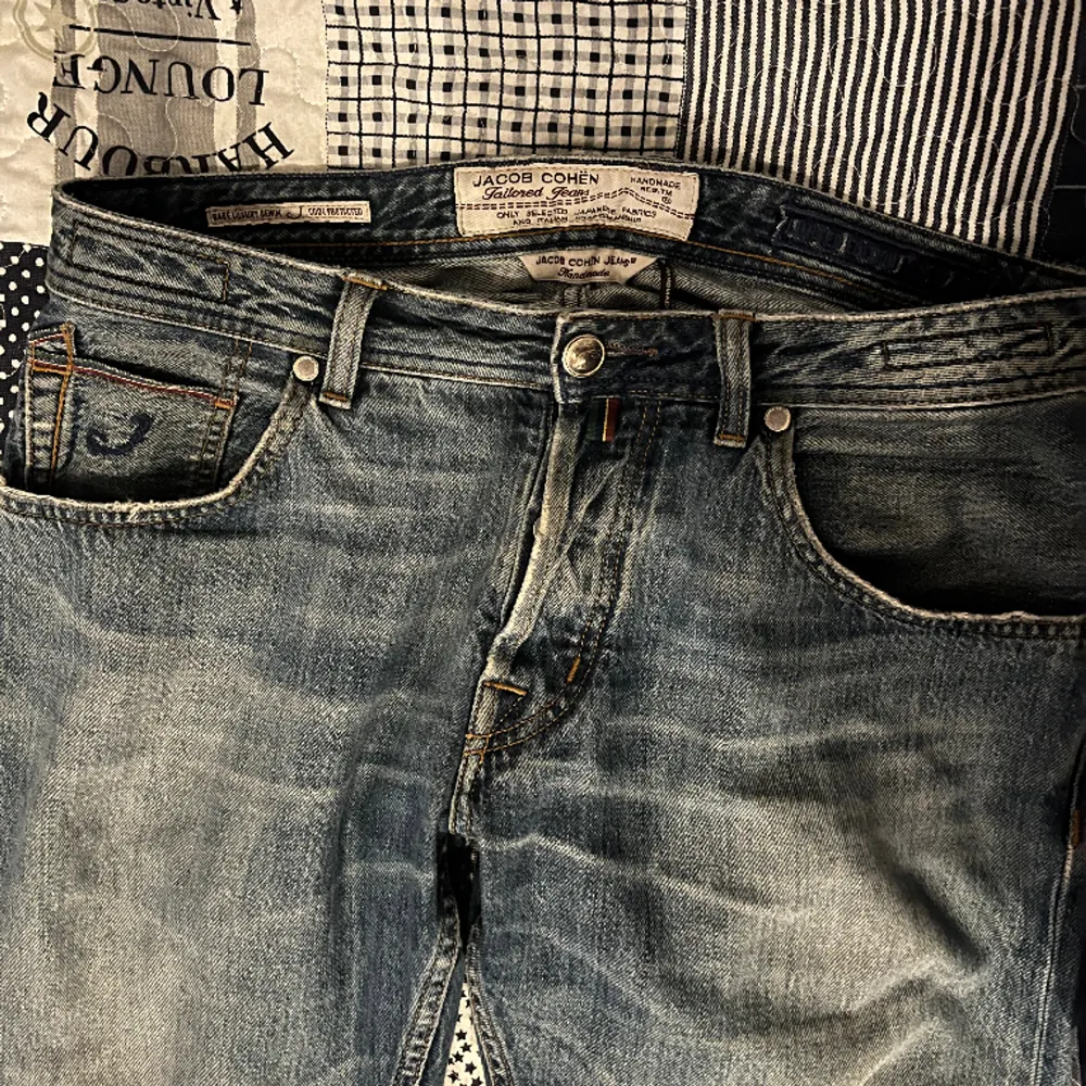 Säljer ett par blåa jacob cohen jeans i helt ok skick. Priset kan diskuteras vid snabb affär. Jeans & Byxor.