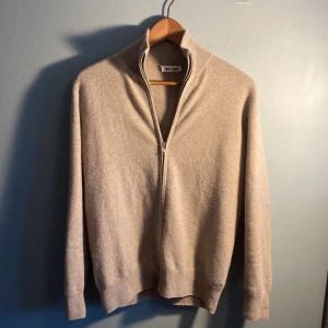 Softgoat fullzip - INTRESSEKOLL på min softgoat fullzip i strl S. 100% Kashmir. Tröjan har ett litet hål som visas på bild 3. Skicka priaförslag!