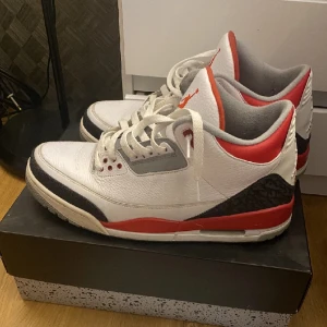 Jordan 3 fire red - Säljer mina jordan 3 fire red. Nya bilder kommer snart. De är lite använda men märks knappt 8/10 skick. De är godkända på check check och kommer med en låda. Skicka bara dm om ni vill ha fler bilder eller har funderingar! Pris går att diskuteras:) 