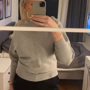 Grå tröja  - Tröjan har en extremt snygg passform och mjukt material 