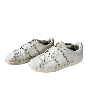 Valentino skor  - Säljer dessa Valentina skor sjukt billigt då jag vill ha pengar till julklappar, skick 8/10 för fler frågor är det bara att höra av sig mvh Jonte 