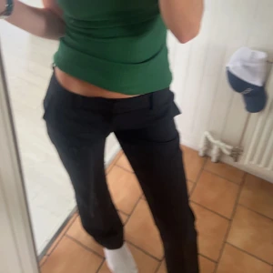 Lågmidjade kostymbyxor - Säljer mina lågmidjade kostymbyxor från bikbok då de tyvärr är för stora för mig i midjan. Dom köptes för någon månad sedan och är i jättefint skick! Kom privat för frågor 🥰