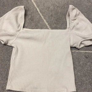 T-shirt - Säljer denna fina t shirt från H&M. Den ser väldigt liten ut i bild men sitter väldigt stretchigt på. Skriv för bilder🌸