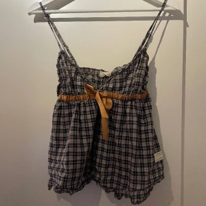 Odd Molly linne - Vintage Odd Molly linne med rosett, passar XS/S. Skriv för fler bilder ! Har ett litet hål (syns på sista bilden, knappt märkbart och går att sy igen🥰) pris är diskuterbart 