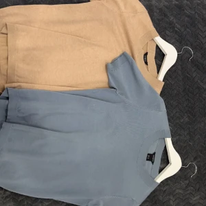 Blus - Säljer dessa två från Lindex färgen beige och blå typ. Strl Xs och använda bara en gång. Säljer båda för 150kr