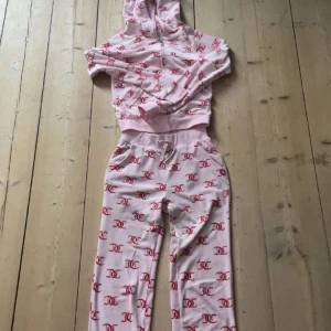 Juicy Couture set - Juicy set, köpte det nytt av en annan tjej men använder det inte! Fint skick! Använd 2 gånger, men bara hemma!  om man undrar mer hur de ser ut på så kan man skriva och fråga om fler bilder!   Det är stl xxs, och passar även om man har typ M! 