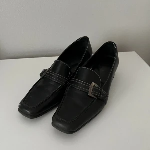 Loafers - Loafers jag köpt second hand! Använda typ 2ggr av mig. Strl 38! Finns tecken på användning, se bilder :)
