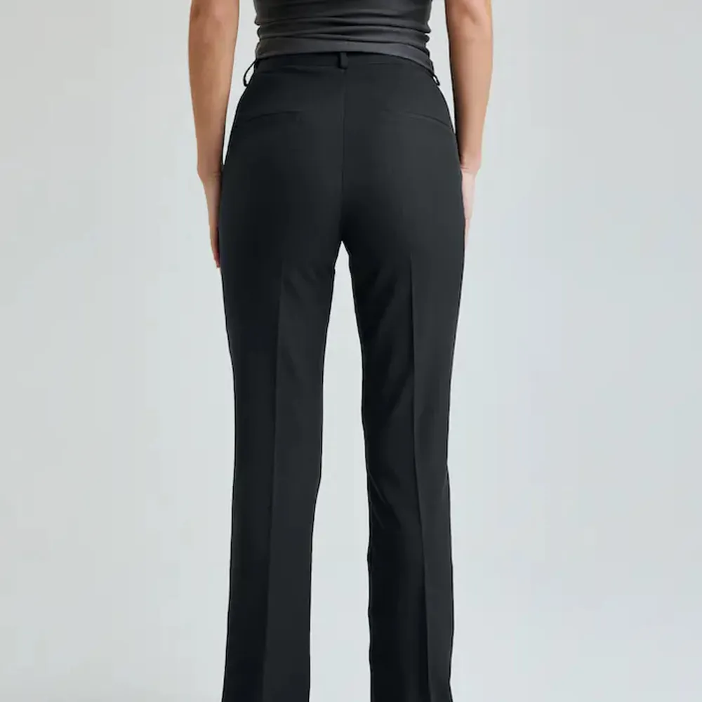 Säljer ett par kostymbyxor i modellen Vilma från bikbok då dom är för stora på mig! Använd gärna köp nu💞. Jeans & Byxor.