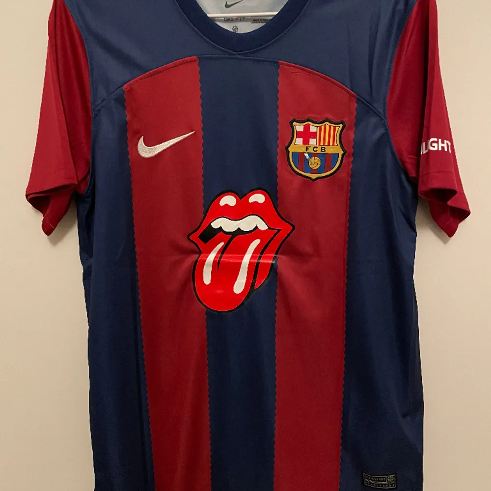 Messi 10 på ryggen den ny collagen mellan Barcelona och Rolling stones storlek s, helt ny. T-shirts.