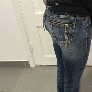 Lågmidjade jeans med jätte snygga detaljer på bakfickorna