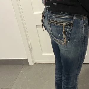 Lågmidjade jeans  - Lågmidjade jeans med jätte snygga detaljer på bakfickorna