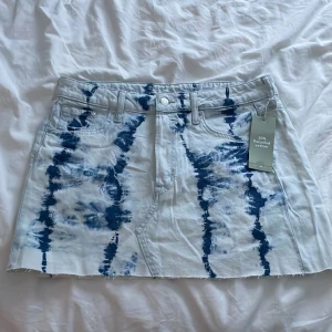 Jeanskjol - En helt oanvänd jeanskjol som är stor i storleken.