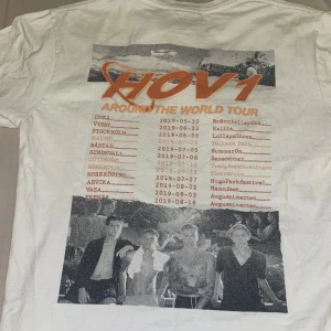 Hov1 tishirt  - Hov1 tishirt som inte används längre, storlek M supersnygg som oversized  t-shirt typ. Ändrar lite i annonsen då jag fått bort fläckarna!