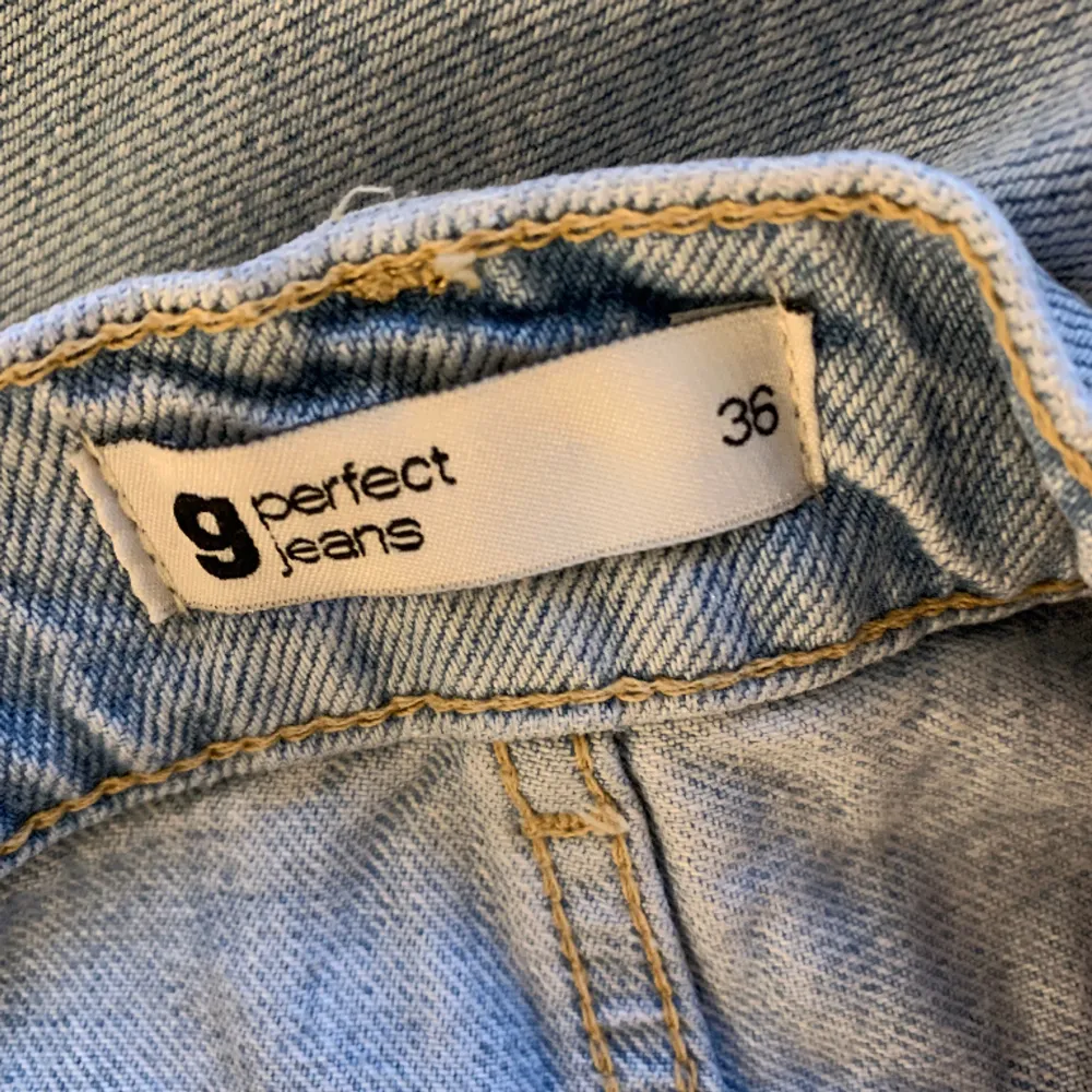 Säljer dessa ljusblåa jeansen med hål från Gina tricot, då dem är förstora💕 stl 36 och jag är 164 lång. Jeans & Byxor.