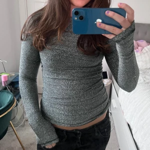 Tröja i glitter!  - Så snygg tröja i glitter som är perfekt till fest!