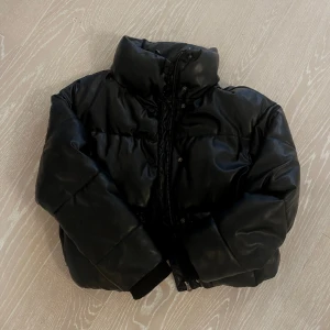 zara jacka - säljer en söt glansig zara jacka ja köpte här på plick! använd några gånger men i toppskick! (förutom ett litet hål på insidan av ena fickan, därav priset) storlek XS men sitter oversized. dm för frågor/bilder💓