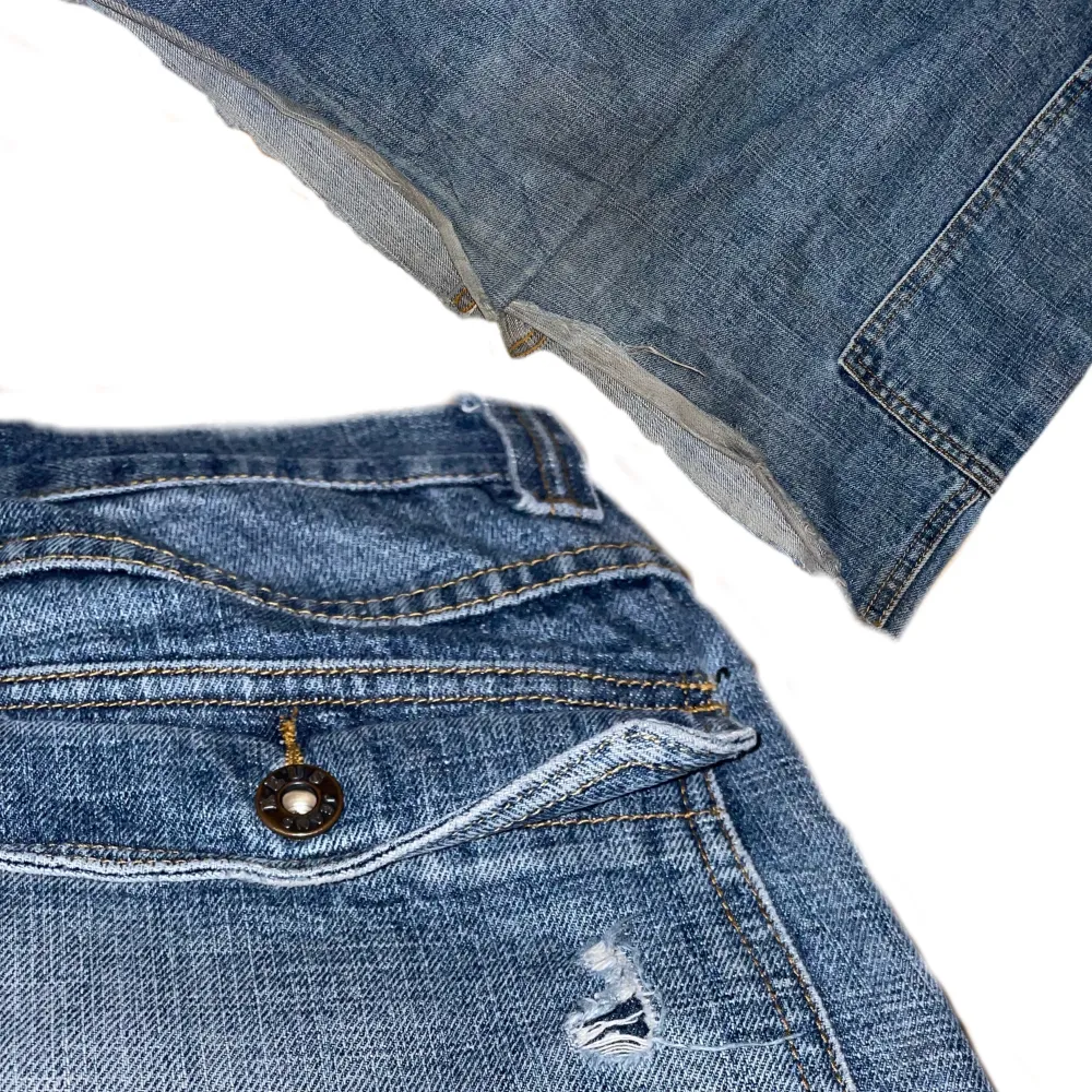 As feta vintage jeans, det har coola fickor med mycket ditaliger. midjemått ca 82 cm, ytterbenslängd ca 100 cm, benöppnings mått ca 45. Jeans & Byxor.