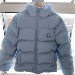 Trapstsr blå puffet jacka - Trapstsr jacka i storlek M. super varm och kan bäras och kan göras om till väst.De har slutat tillverkas och kommer gå upp i pris så de är även en bra investering för de som gillar de. Sälja tills högst budande. Kom med ett bud så är du med i budgivningen