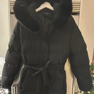 VINTERJACKA NYSKICK - Fin varm jacka från Yes London i svart. Storlek M.   Nyskick och från ett rök- och djurfritt hem. Kvitto finns!  Pris: 1500 kr.