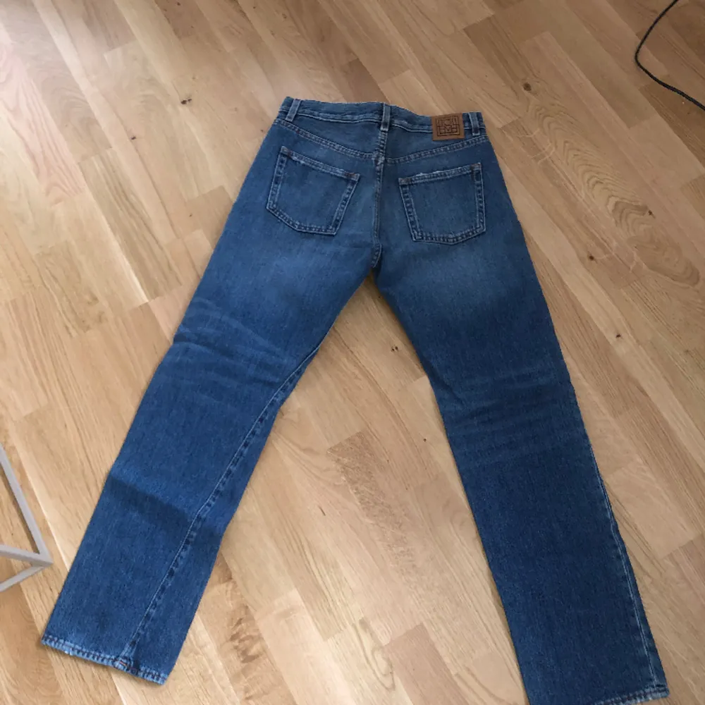 Dessa finns inte längre online att köpa, de är inte använda och helt nya. Jeans & Byxor.