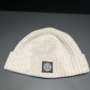 Stone island mössa - Vit/beige stone mössa i nyskick