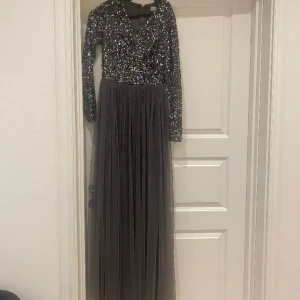 Grå paljettklänning  - Jätte fin grå paljett klänning, saknar dock lite paljetter.