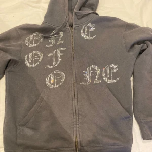 Limeterad one of one zip hoodie - Säljer nu min limiterad ome of one zip i storlek S som ny inga tecken på användning alla rhindstones är kvar