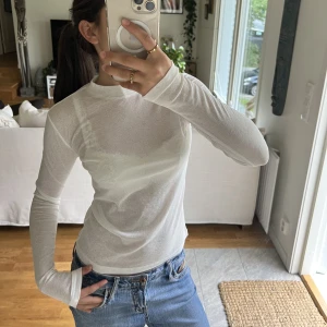 Långärmad tröja - En vit, lite genomskinlig tröja ifrån Junkyard ❣️Den är aldrig använd och i storlek S. 