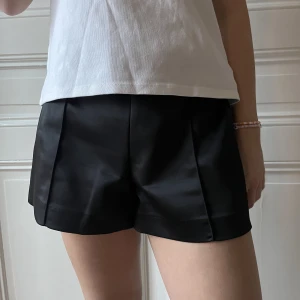 Kostym short från zara  - Jätte fina kostym short från zara i silkes material! Knappt använda i storlek M❤️❤️