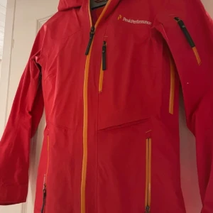 Skidjacka/skaljacka peak performance  - Sportig skaljacka från peak performance. Använd till skidåkning men är nu för liten för mig.  Funktion: andningsaktiv, snabbtorkande, vattentät och vindtät. 