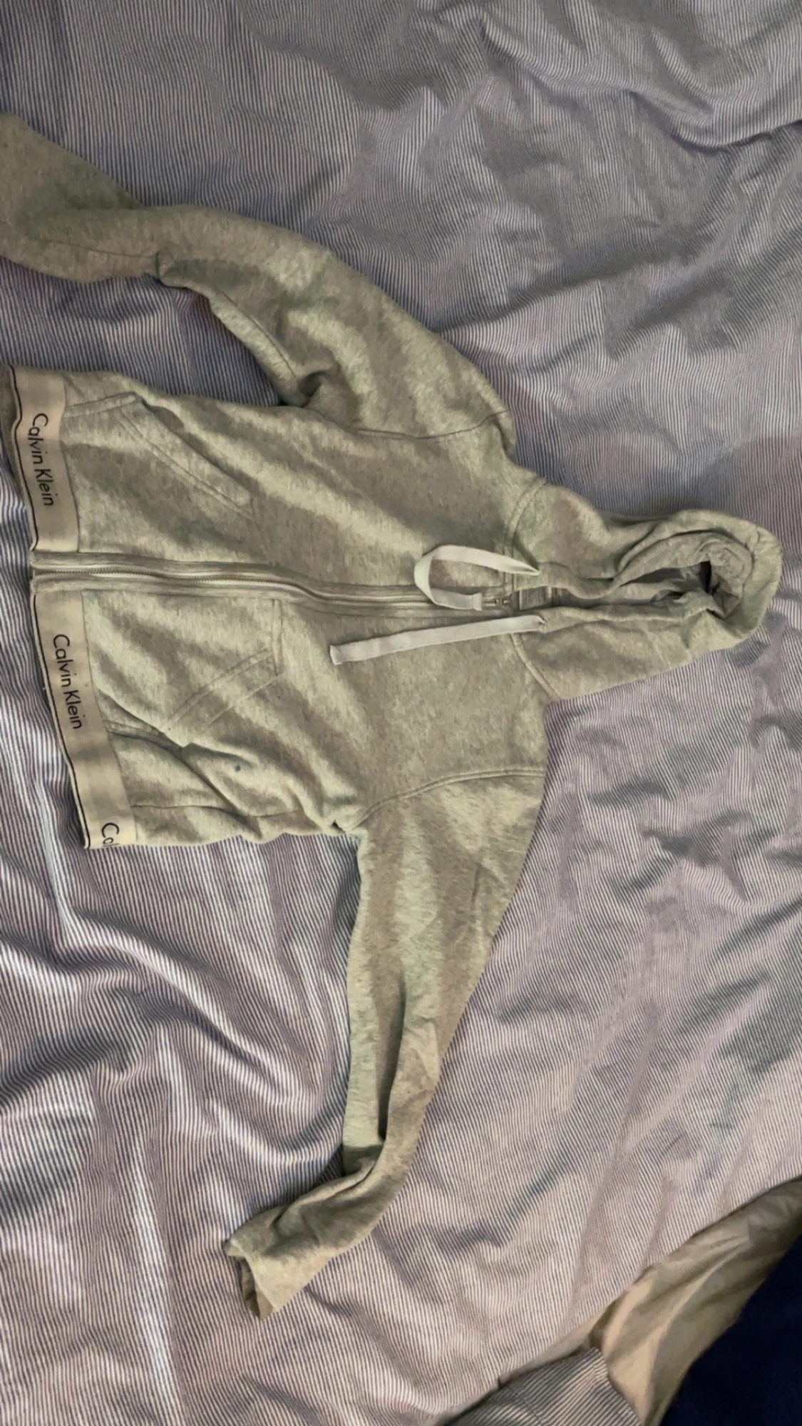 Säljer otroligt snygga tröjor på mitt konto in o kolla 