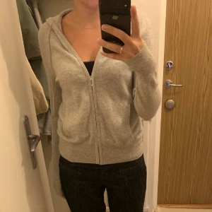 Soft Goat kofta  - Så fin! Storlek XS men passar S-M beroende på hur man vill att den ska sitta🩷 har ett litet hål på ena axeln men syns knappt när man har på den