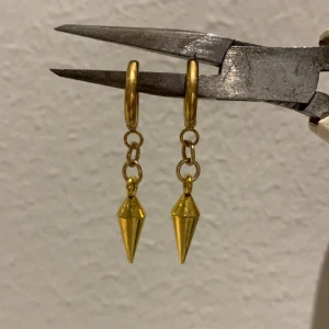 Guld nit örhängen 🌟🤩 - Jätte fina egengjorda guld örhängen med nitar🤩💗