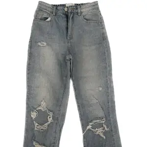 slitna jeans från abrand jeans  triangel detalj på ena bakfickan  inga defekter   !!Frakt tillkommer!!