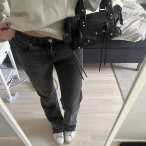 Säljer mina jeans från Zara! Super fina och inga defekter! Lånade bilder de de inte passar mig tyvärr 🩷⭐️