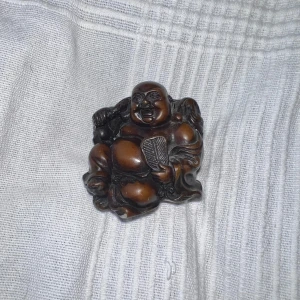 Buddha - Liten buddha staty, lite dammig.