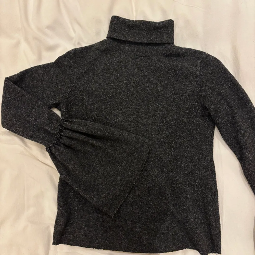Säljer en superfin mörkgrå tröja från chiquelle i storlek xs🤍 Köparen står själv för eventuell fraktkostnad! . Tröjor & Koftor.