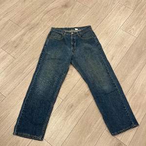 (Nr.7) Vintage Levis jeans!  Skick - 5/10 Defekter - Missfärg, se första bild. Stäck på högra benet bak, se andra bild. Uppriven bakficka vänster, se sista bild. Storlek: 33/30