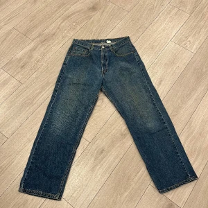 Levis jeans - (Nr.7) Vintage Levis jeans!  Skick - 5/10 Defekter - Missfärg, se första bild. Stäck på högra benet bak, se andra bild. Uppriven bakficka vänster, se sista bild. Storlek: 33/30
