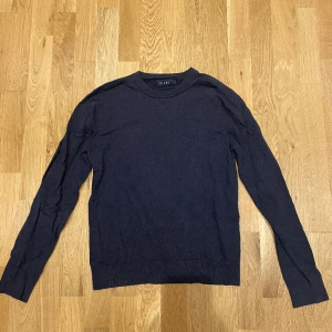 Riley tröja - En marin blå Riley tröja k bra skick, använd ett fåtal gånger och inget fel på tröjan. STOELEK M