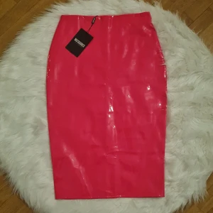 Lackkjol - Lång lackkjol från missguided med prislapp kvar. Neonrosa 💗