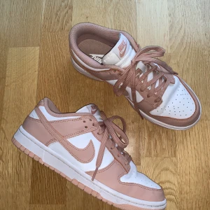 Nike dunks - Snyggaste skorna! Använda 1 gång och är helt i nyskick, säljer på grund av fel storlek:( nypris när jag köpte dom va 2400kr från soleplus hemsida, ge gärna prisförslag🤩