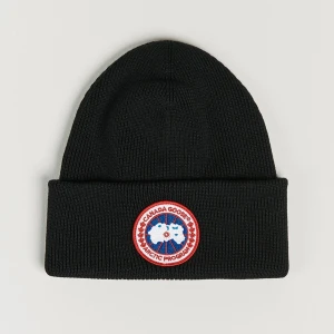 Canada Goose Mössa - Hejsan! Säljer nu min nästintill helt nya CG mössa inköpt på NK Göteborg i mitten på november!  Nypris är 3000 men säljer den för endast 1.400 och den är endast använd fåtal gånger, för fler bilder skriv på annonsen