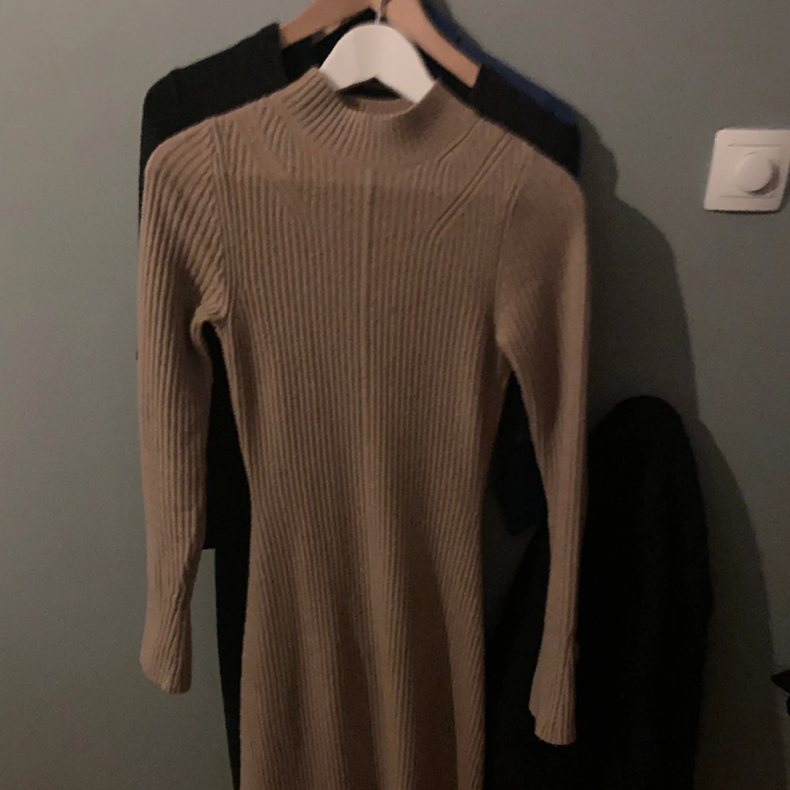 Stickad beige klänning XS