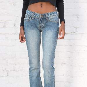 säljer dessa superfina brandy melville jeans i modellen kylie eftersom de är för små. De är i nyskick och använda ca 2 gånger💗