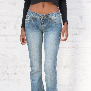 brandy melville jeans - säljer dessa superfina brandy melville jeans i modellen kylie eftersom de är för små. De är i nyskick och använda ca 2 gånger💗