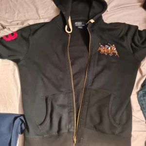 Ralph lauren zip tröja - En unik ralph lauren tröja i storlek m i bra skick Hör av dig för fler frågor!