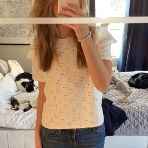 Gullig blus från zara! - En jättesöt blus med små volanger på ärmarna som jag inte använt mycket alls! Säljer för 150 + frakt❣️